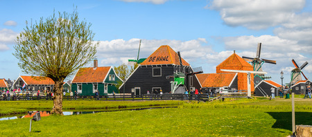 ZAANSE SCHANS, NETHERLANDS - MAY 2, 2015: House in Zaanse Schans, Northe Holland, Netherlands. This village is a popular touristic destination in Netherlandsのeditorial素材