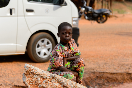 TECHIMAN, GHANA - JAN 15, 2017: Unidentified Ashanti boy sits in the local village. Ashante are ethnic group of Ghanaのeditorial素材