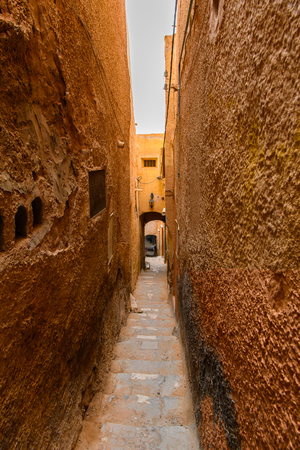 Narrow street in Ghardaia (Tagherdayt), Algeria, located along Wadi Mzabの写真素材