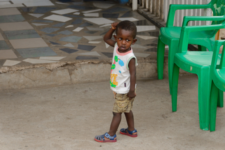 ACCRA, GHANA - Jan 8, 2017: Unidentified Ghanaian little boy raises his hand. Children of Ghana suffer of poverty due to the economic situationのeditorial素材
