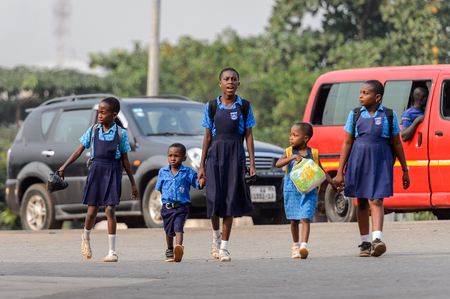 KUMASI, GHANA - Jan 16, 2017: Unidentified Ghanaian children walk along the road. Children of Ghana suffer of poverty due to the bad economyのeditorial素材