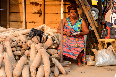CENTRAL REGION, GHANA - Jan 17, 2017: Unidentified Ghanaian woman holds a knife in her hands in local village. People of Ghana suffer of poverty due to the bad economyのeditorial素材