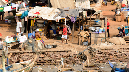ELMINA, GHANA -JAN 18, 2017: Unidentified  Ghanaian people work in Elmina port. People of Ghana suffer of poverty due to the bad economyのeditorial素材