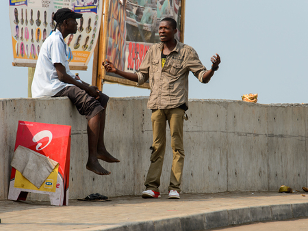 ELMINA, GHANA -JAN 18, 2017: Unidentified  Ghanaian people talk about something in Elmina. People of Ghana suffer of poverty due to the bad economyのeditorial素材