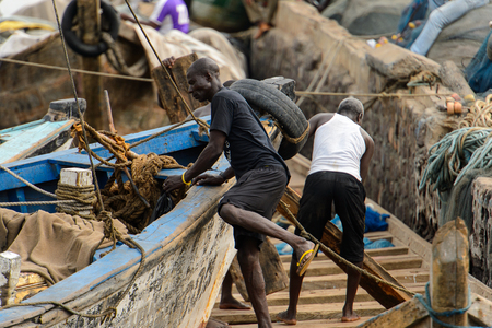 ELMINA, GHANA -JAN 18, 2017: Unidentified  Ghanaian people work in Elmina port . People of Ghana suffer of poverty due to the bad economyのeditorial素材