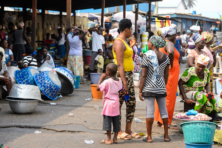 ELMINA, GHANA -JAN 18, 2017: Unidentified  Ghanaian people on the shore of Elmina port. People of Ghana suffer of poverty due to the bad economy.のeditorial素材