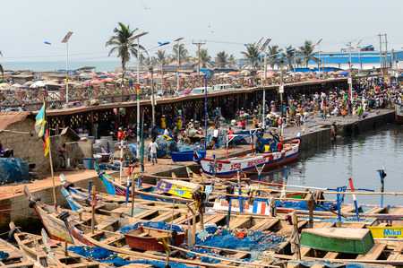 ELMINA, GHANA -JAN 18, 2017: Unidentified  Ghanaian people work on the boats in Elmina port. People of Ghana suffer of poverty due to the bad economyのeditorial素材