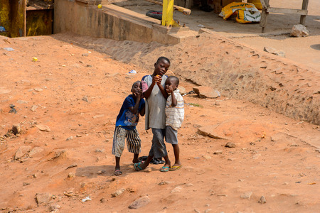 ELMINA, GHANA -JAN 18, 2017: Unidentified  Ghanaian children on the street in Elmina. Children of Ghana suffer of poverty due to the bad economyのeditorial素材