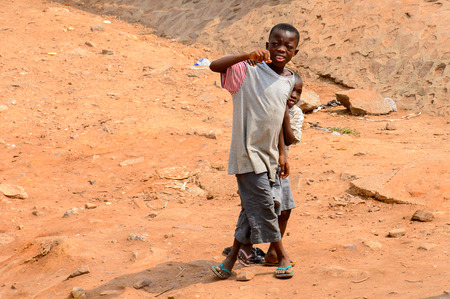 ELMINA, GHANA -JAN 18, 2017: Unidentified  Ghanaian children on the street in Elmina. Children of Ghana suffer of poverty due to the bad economyのeditorial素材