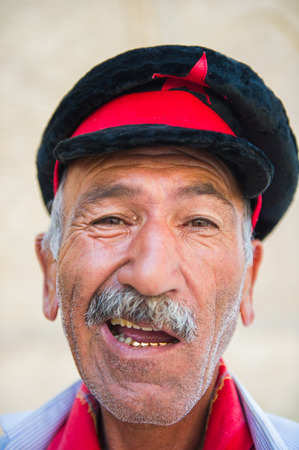 Foto per BUKHARA, UZBEKISTAN - JUNE 6, 2011: Portrait of an Uzbek man in Uzbekistan, Jun 6, 2011. 93% of Uzbek people consider that life in the country goes well. - Immagine Royalty Free