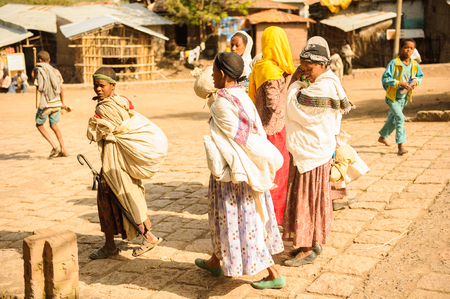 OMO, ETHIOPIA - SEPTEMBER 21, 2011: Unidentified Ethiopian people in the street. People in Ethiopia suffer of poverty due to the unstable situationのeditorial素材