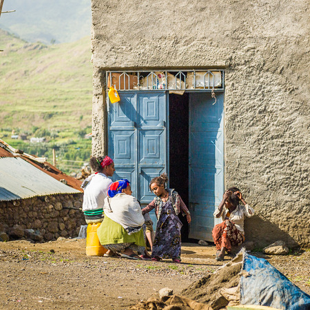 OMO, ETHIOPIA - SEPTEMBER 21, 2011: Unidentified Ethiopian woman and children. People in Ethiopia suffer of poverty due to the unstable situationのeditorial素材