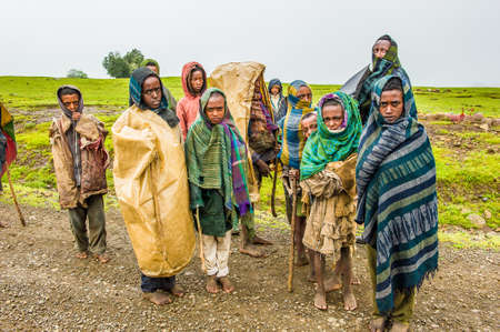 OMO, ETHIOPIA - SEPTEMBER 21, 2011: Unidentified Ethiopian people in the field. People in Ethiopia suffer of poverty due to the unstable situationのeditorial素材