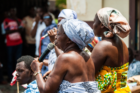 ACCRA, GHANA - MARCH 4, 2012: Unidentified Ghanaian woman sings a song in Ghana. Music is the main kind of entertainment in Africaのeditorial素材