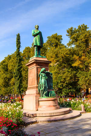 Statue of Johan Ludvig Runeberg, Esplanadi park in Helsinki, Finlandのeditorial素材