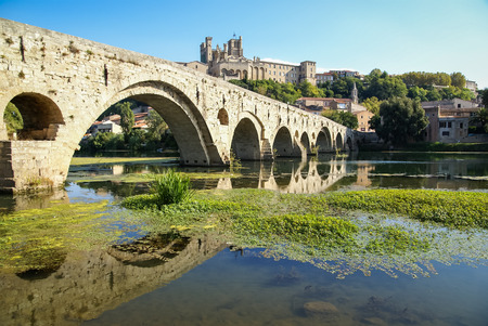 BÃ©ziers - image of the city across the river and the old bridge, Franceのeditorial素材