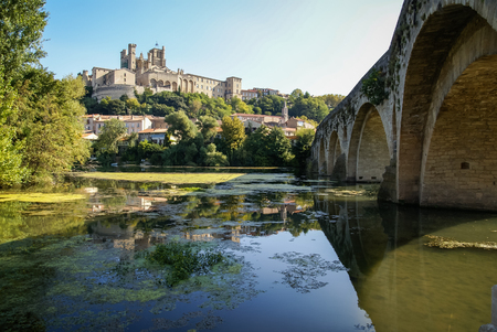BÃ©ziers - image of the city across the river and the old bridge, Franceのeditorial素材