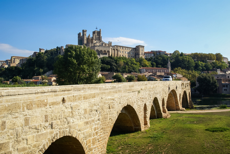 BÃ©ziers - image of the city across the river and the old bridge, Franceのeditorial素材