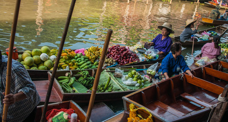 Bangkok, Thailand - January 02, 2011 : Damnoen Saduak floating market, famous attraction of Ratchaburi province, Thailandのeditorial素材