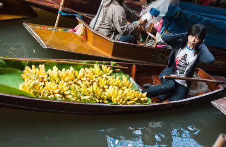 Bangkok, Thailand - January 02, 2011 : Damnoen Saduak floating market, famous attraction of Ratchaburi province, Thailandのeditorial素材