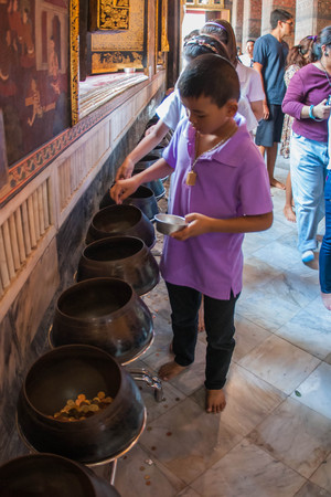 Bangkok, Thailand - January 01, 2011 :  People in the temples of Bangkok, Thailandのeditorial素材