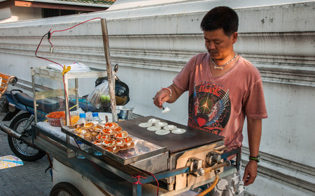 Bangkok, Thailand - January 01, 2011 :  Street food vendor in Bangkok, Thailandのeditorial素材