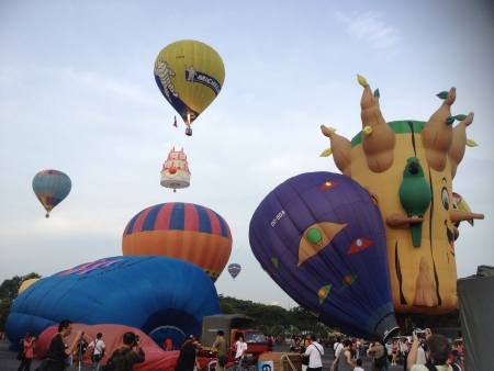 Photo showing groundwork preparation for a hot air balloon to take off from deflated mode to inflated and finally up in the air process.  Photo taken during a hot air balloon festival in Malaysia.の素材