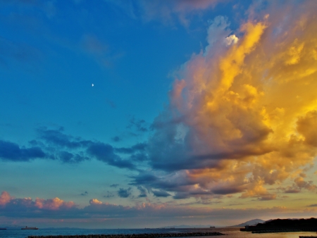 A view of the twilight sky from the harbor の写真素材