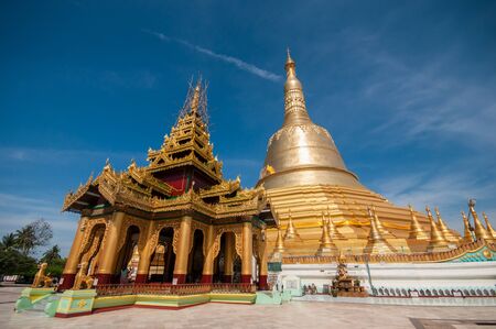 Bago,Myanmar-March 23,2011: The Myanmar people visiting the Shwemawdaw Pagoda orのeditorial素材