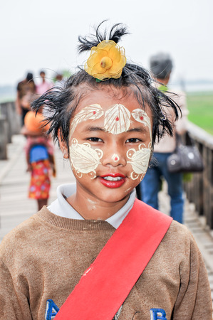 Mandalay Myanmar  March 152011: Myanmar girl on U Bein Bridge in Mandalay of Myanmar.U Bein Bridge is the oldest and longest teak wooden bridge in the world.のeditorial素材