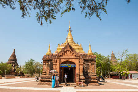 BaganMyanmarMarch 182011: The tourists visiting Ahlodawpyae  Paya pagoda in Bagan Myanmar. Located between the new Bagan and the village of Bagan this temple is style of tradition between the first period and the intermediate period.のeditorial素材