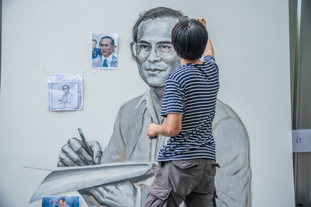 Bangkok, Thailand - October 22,2016 : Thai  artist painting of His Majesty King Bhumibol portrait at the wall in front of the Royal Palace to pay respect  in Bangkok, Thailand.のeditorial素材