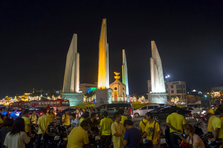 BANGKOK - december 5 :thai people and thai militaly come to ratchadamnoen road for celebrate father's day (king rama9 day) on december 5, 2014 in Bangkok, Thailand.のeditorial素材