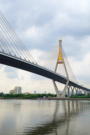 BANGKOK 13 August 2015 : king rama 9 bridge, king rama 9 bridge is a bridge in Bangkok,over the Chao Phraya river. connects the Yan Nawa district to Rat Burana district as a part of the Dao Khanongのeditorial素材