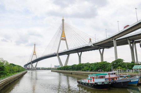 BANGKOK 13 August 2015 : king rama 9 bridge, king rama 9 bridge is a bridge in Bangkok,over the Chao Phraya river. connects the Yan Nawa district to Rat Burana district as a part of the Dao Khanongのeditorial素材