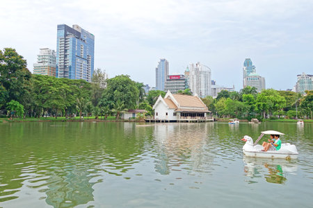 BANGKOK - july 3: Lake view of Lumpini Park in the Thai capital's city centre on july 3, 2014 in Bangkok, Thailand. Lumpini Park covers 142 acres with 2.5 km of pathways and a large boating lake.のeditorial素材