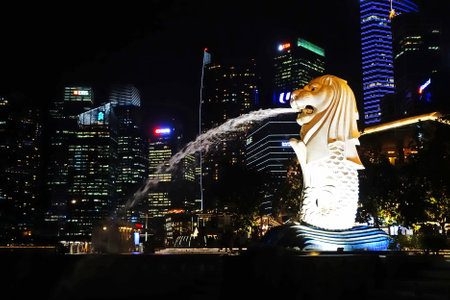 Singapore - 13 Ocbtober 2018: statue Singapore Merlion in Marina Bay sea. Merlion has a lion's head and fish body and it's spouting water from its mouth.のeditorial素材
