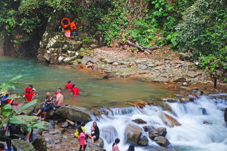 CHANTABURI, LAEM SING, THAILAND â 26 JULY 2019 : Tourists swimming  in waterfall at Namtokphlio national Parkのeditorial素材