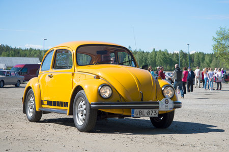 KERIMYKI, FINLAND - JUNE 06, 2015: Yellow Volkswagen 1600 beetle at the parade of vintage cars in Kerimykiのeditorial素材