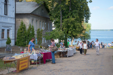 KALYAZIN, RUSSIA - AUGUST 22, 2015: Tourists buy souvenirs on the streetsのeditorial素材