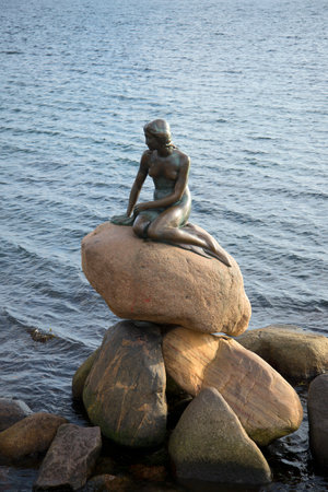 DENMARK, COPENHAGEN - NOVEMBER 03 2014: The sculpture "Mermaid" on the background of the sea wavesのeditorial素材