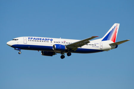 ST. PETERSBURG, RUSSIA - AUGUST 21, 2015: Flying the Boeing 737-400 EI-CZK company Transaero Airlines on the background of blue skyのeditorial素材