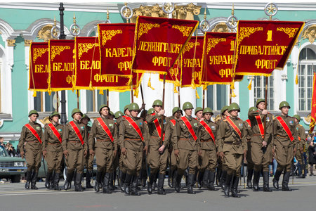 ST. PETERSBURG, RUSSIA - MAY 05, 2015: Znamenny group of soldiers in the form of the great Patriotic war with banners of the military fronts on the Palace square. Rehearsal of parade in honor of Victory Dayのeditorial素材