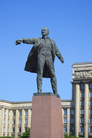 ST. PETERSBURG, RUSSIA - JUNE 28, 2015: The sculpture VI Lenin on Moscow Square close-upのeditorial素材