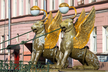 ST. PETERSBURG, RUSSIA - JUNE 29, 2015: Two sculptures of griffins on the Bank bridge june morningのeditorial素材