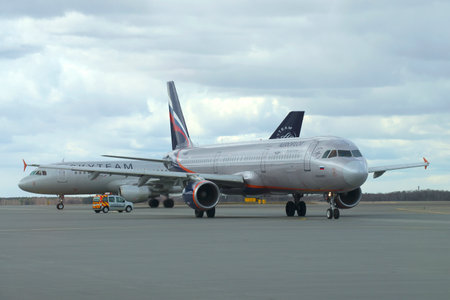 ABU DHABI, UAE - MARCH 27, 2015: Boeing 737 Next Gen VT-JBK Jet Airways taxiing out. The Airport of Abu Dhabiのeditorial素材