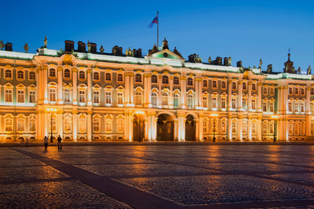 ST. PETERSBURG, RUSSIA - JULY 06, 2015: People walk near the Winter Palace a white nightのeditorial素材