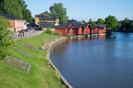 PORVOO, FINLAND - JUNE 13, 2015: Summer evening on the river Porvoyokeのeditorial素材