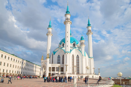 KAZAN, RUSSIA - APRIL 30, 2016: Sunny april day at the mosque Kul-Sharif. Tatarstanのeditorial素材