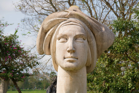 HUE, VIETNAM - JAN 08, 2016: Modern sculpture of the Vietnamese woman in the city parkのeditorial素材